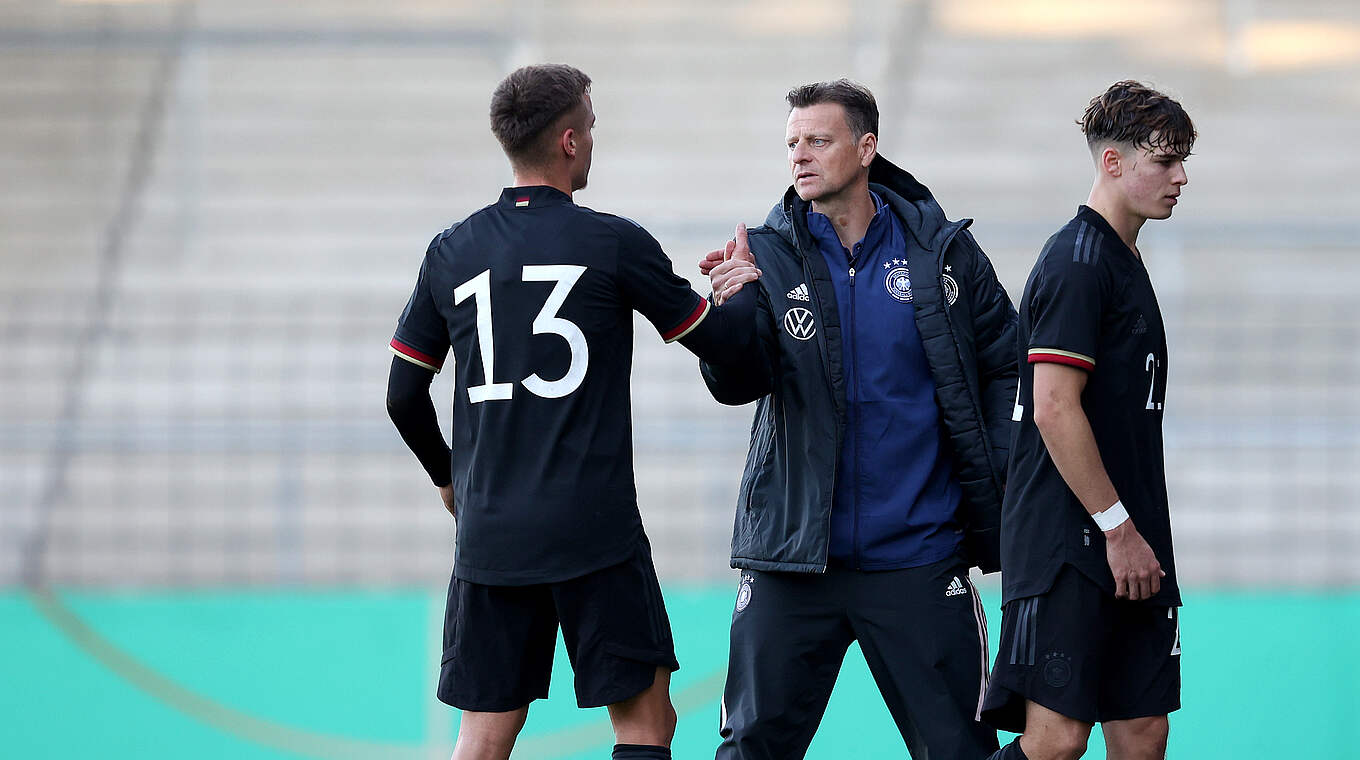 Coach Christian Wörns (M.) und die U 20: Ungeschlagen aus dem Kalenderjahr raus? © Getty Images