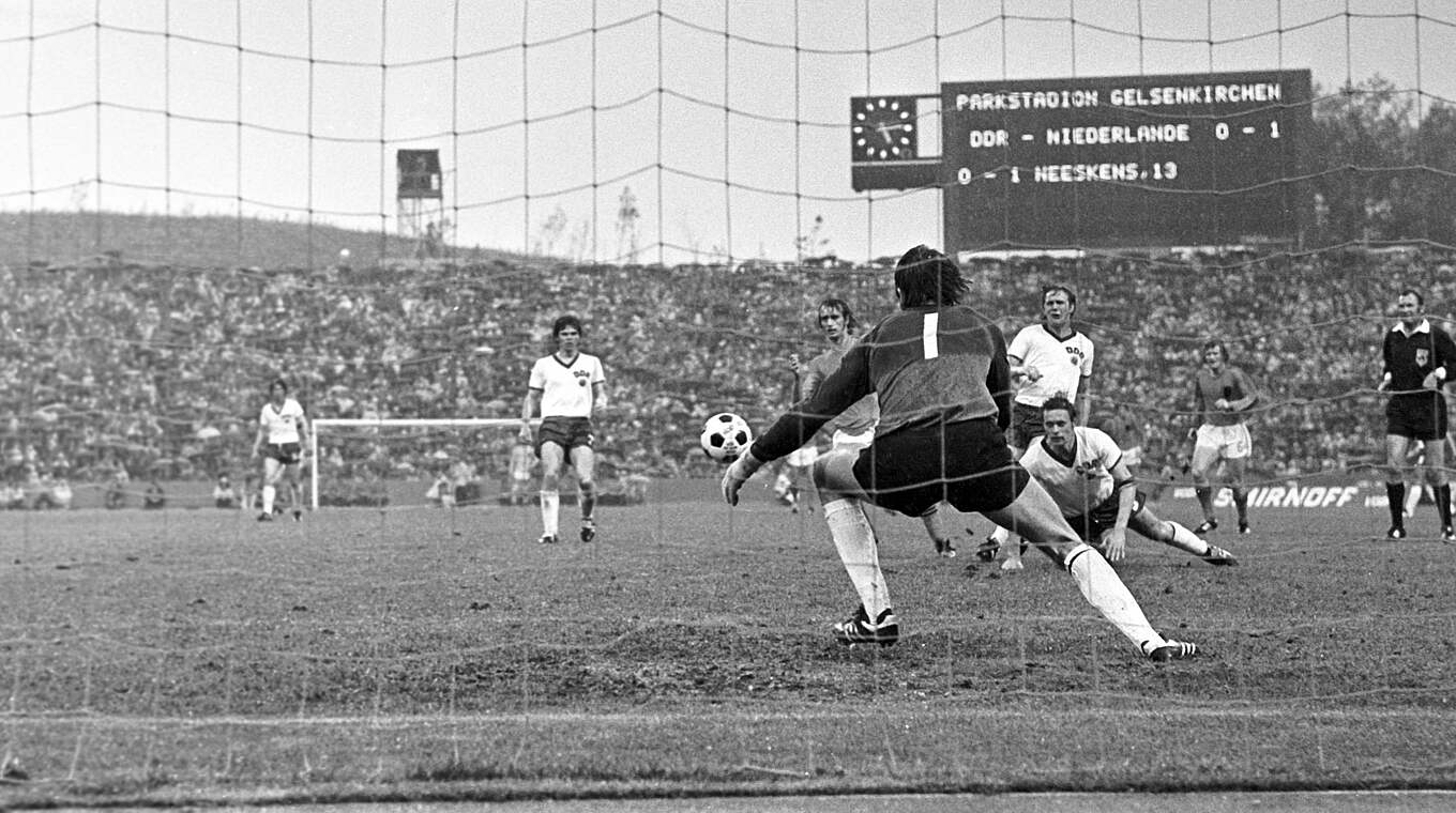 WM-Aus 1974 gegen die Niederlande: Rob Rensenbrink trifft gegen Croy zum 0:2 © Imago