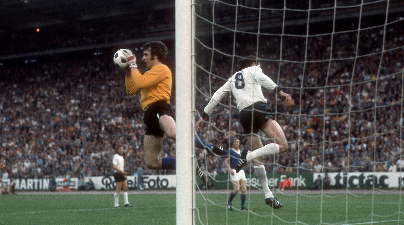 WM 1974: DDR-Keeper Jürgen Croy hütet in Hamburg beim 1:0 gegen die BRD das Tor © Imago