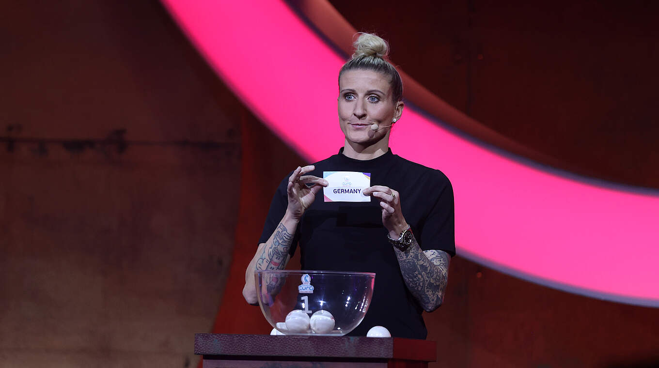 Former DFB-Frauen player Anja Mittag helped conduct the draw © 