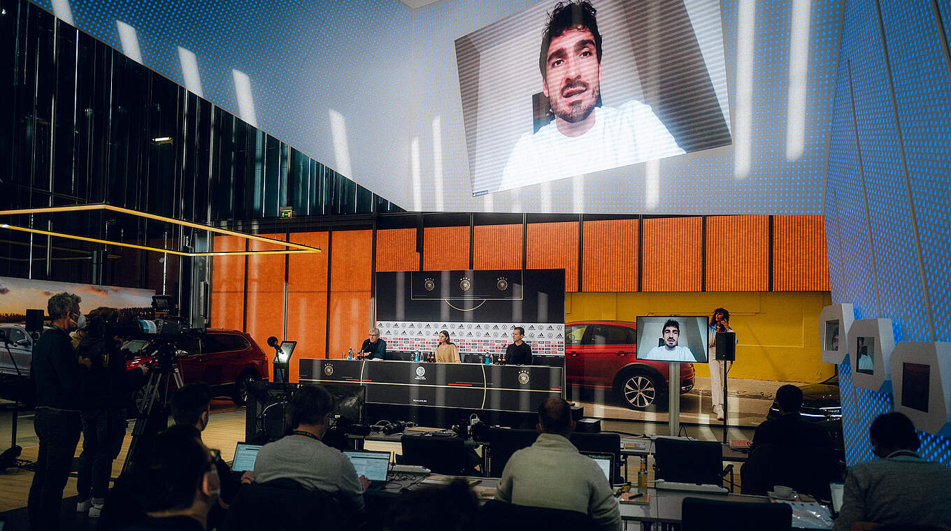 Hummels ehrt Mainz 05 mit Förderpreis der RobertEnkeStiftung DFB