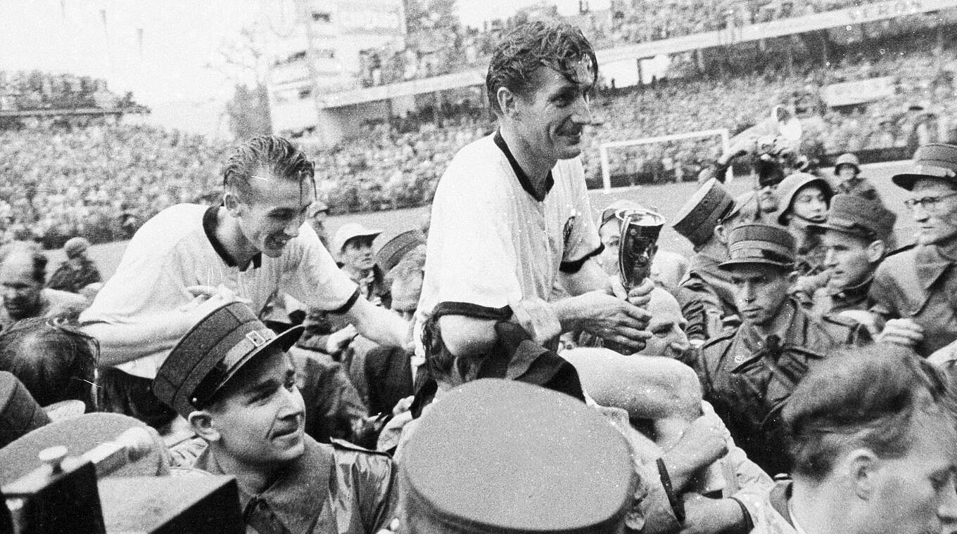 "Helden von Bern" nach dem WM-Sieg gegen Ungarn: Horst Eckel, Fritz Walter (o.v.l.) © imago