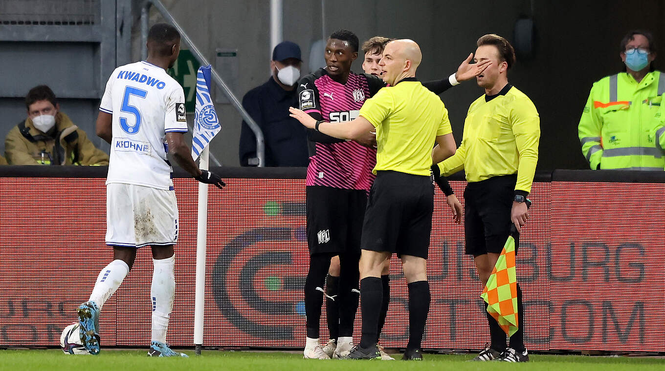 Osnabrücks Aaron Opoku mit Schiedsrichter Nicolas Winter © Getty Images