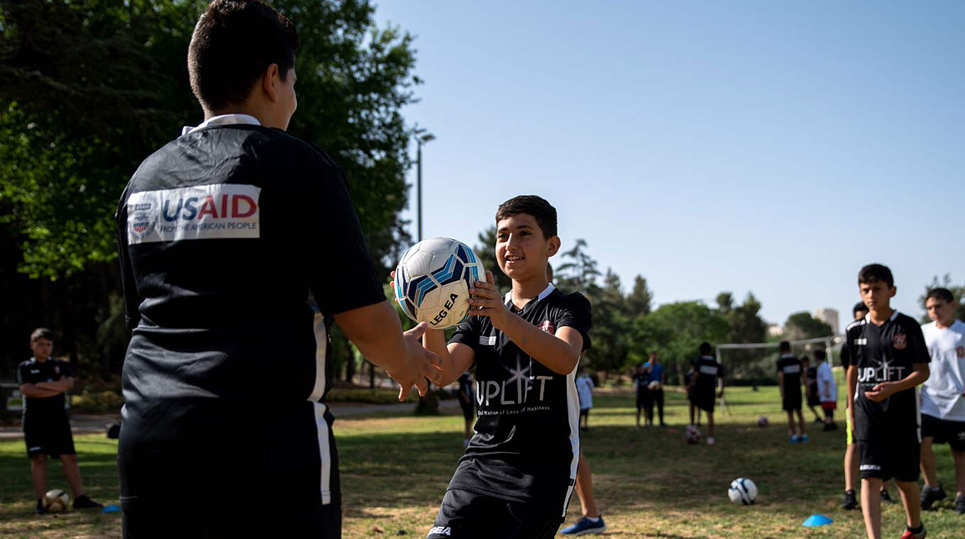 Durch sportliche Aktivitäten: Kinder und Jugendliche lernen, im Team zu arbeiten © C: Hapoel Katamon