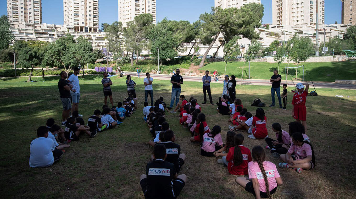 Wichtige Botschaft: Kinder lernen Fußballsprache auf Hebräisch und Arabisch kennen © C: Hapoel Katamon