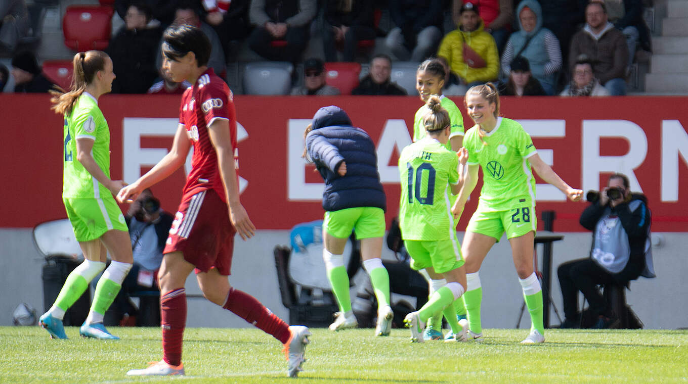 Jubel bei Tabea Waßmuth (r.): Wolfsburg gewinnt wieder gegen Bayern © Imago