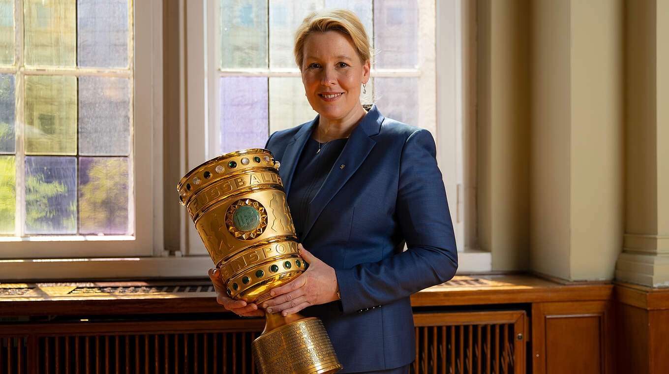 Franziska Giffey beim "Cup-Handover": "Hat Lust auf das Finale gemacht" © Thomas Böcker/DFB