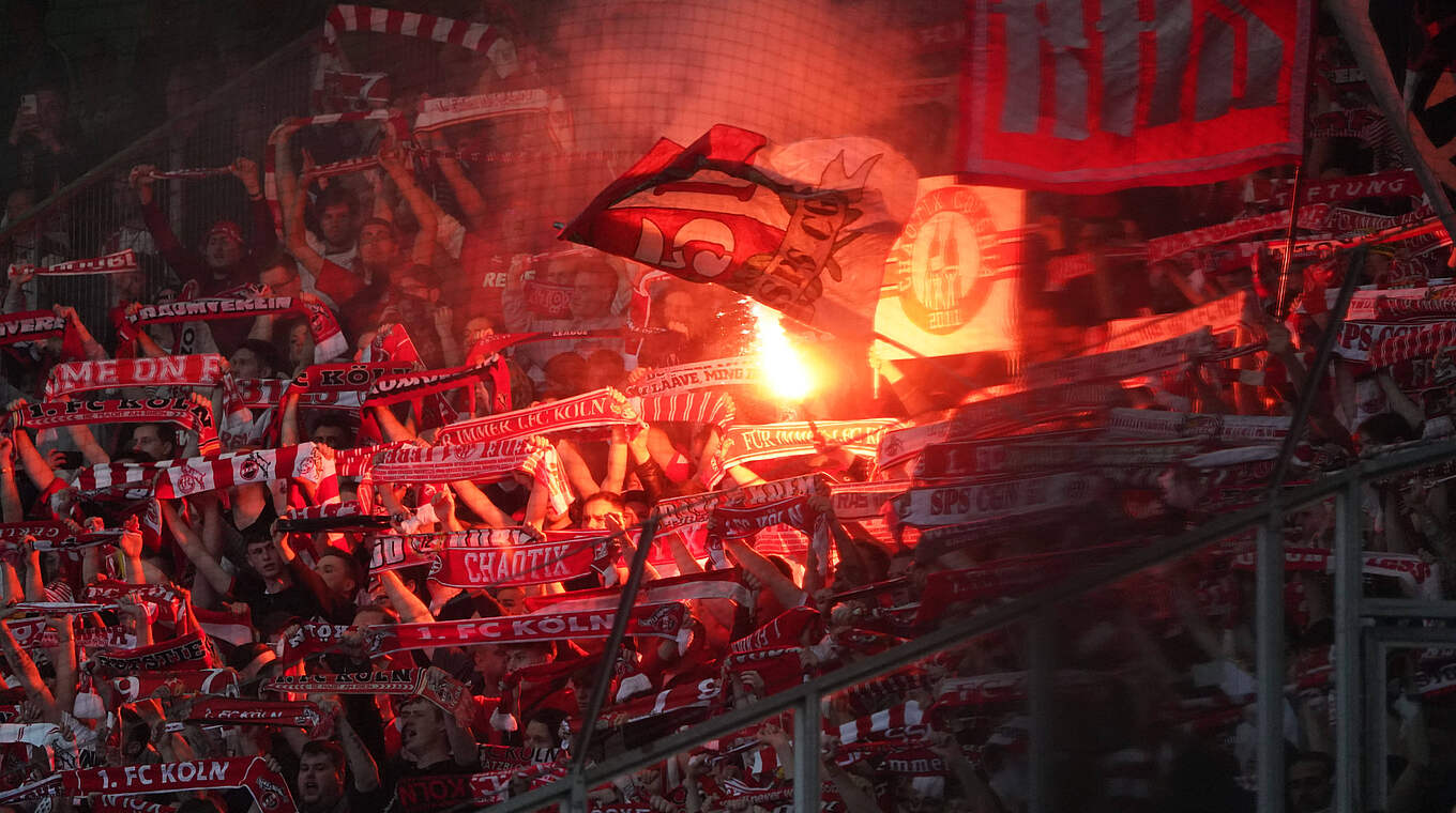 Geldstrafe in Höhe von 16.000 Euro: FC-Fans zünden Pyrotechnik © IMAGO / Chai v.d. Laage