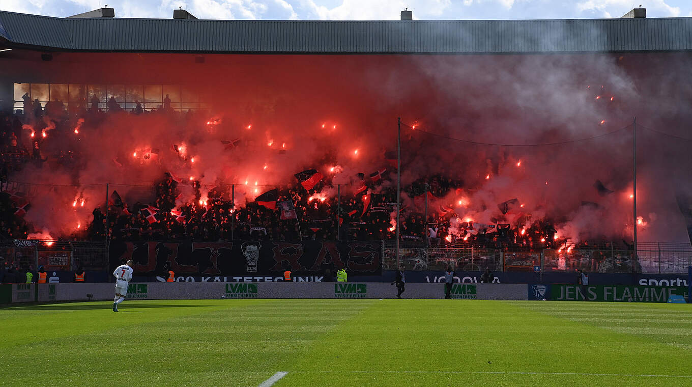 Geldstrafe wegen Pyrotechnik im Zuschauerblock: Bayer Leverkusen © imago