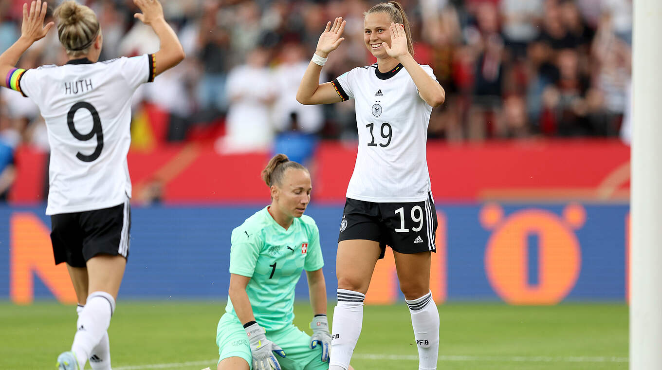 Überragende Akteurin: Klara Bühl (r.) erzielt gegen die Schweiz drei Tore © Maja Hitij/ Getty Images/ DFB