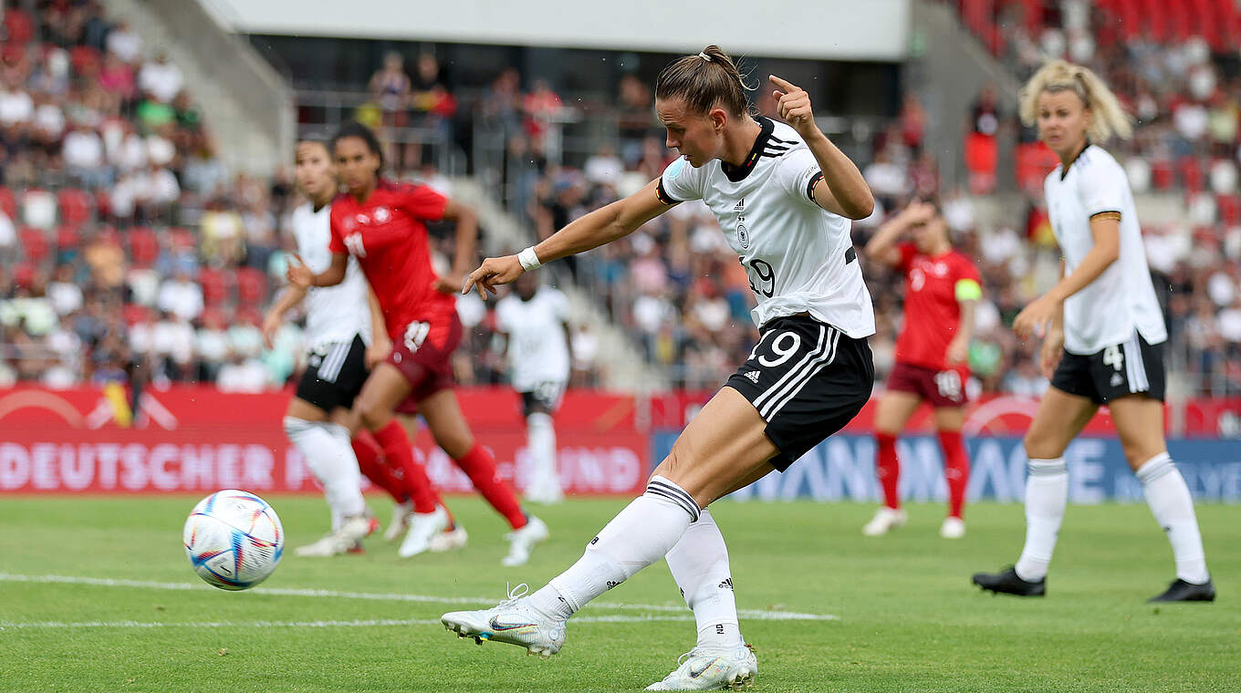 Klara Bühl erklärt ihr Traumtor zum 3:0: "Dann habe ich es einfach mal versucht" © Foto: DFB/Maja Hitij/Getty Images
