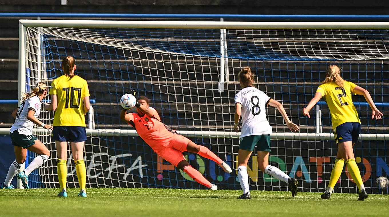 Keine Chance auf ein Tor: Büchele (l.) scheitert auch vom Punkt an der starken Backmark © UEFA/sportsfile/Ben McShane