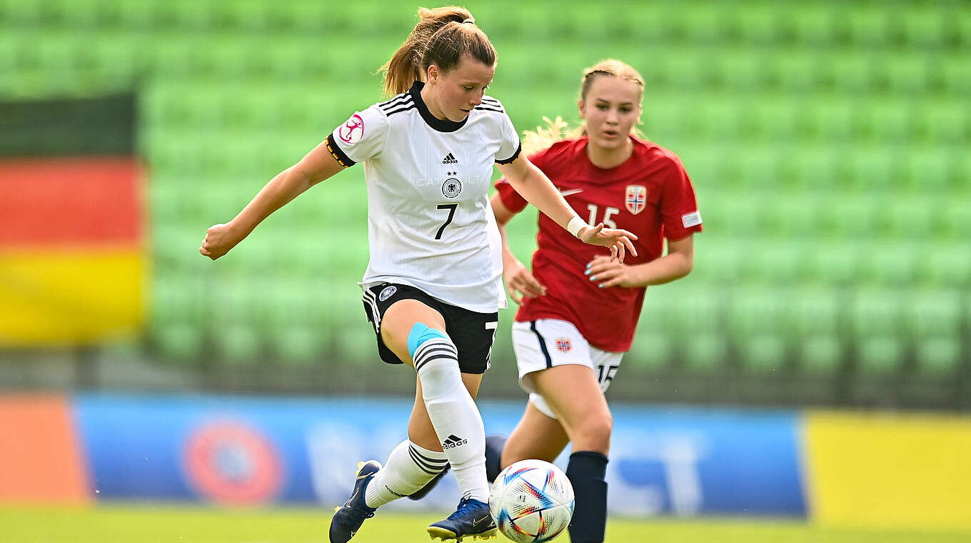 Eine der auffälligsten Spielerinnen gegen Norwegen: Sarah Mattner-Trembleau (l.) © UEFA / Ben McShane / Sportsfile