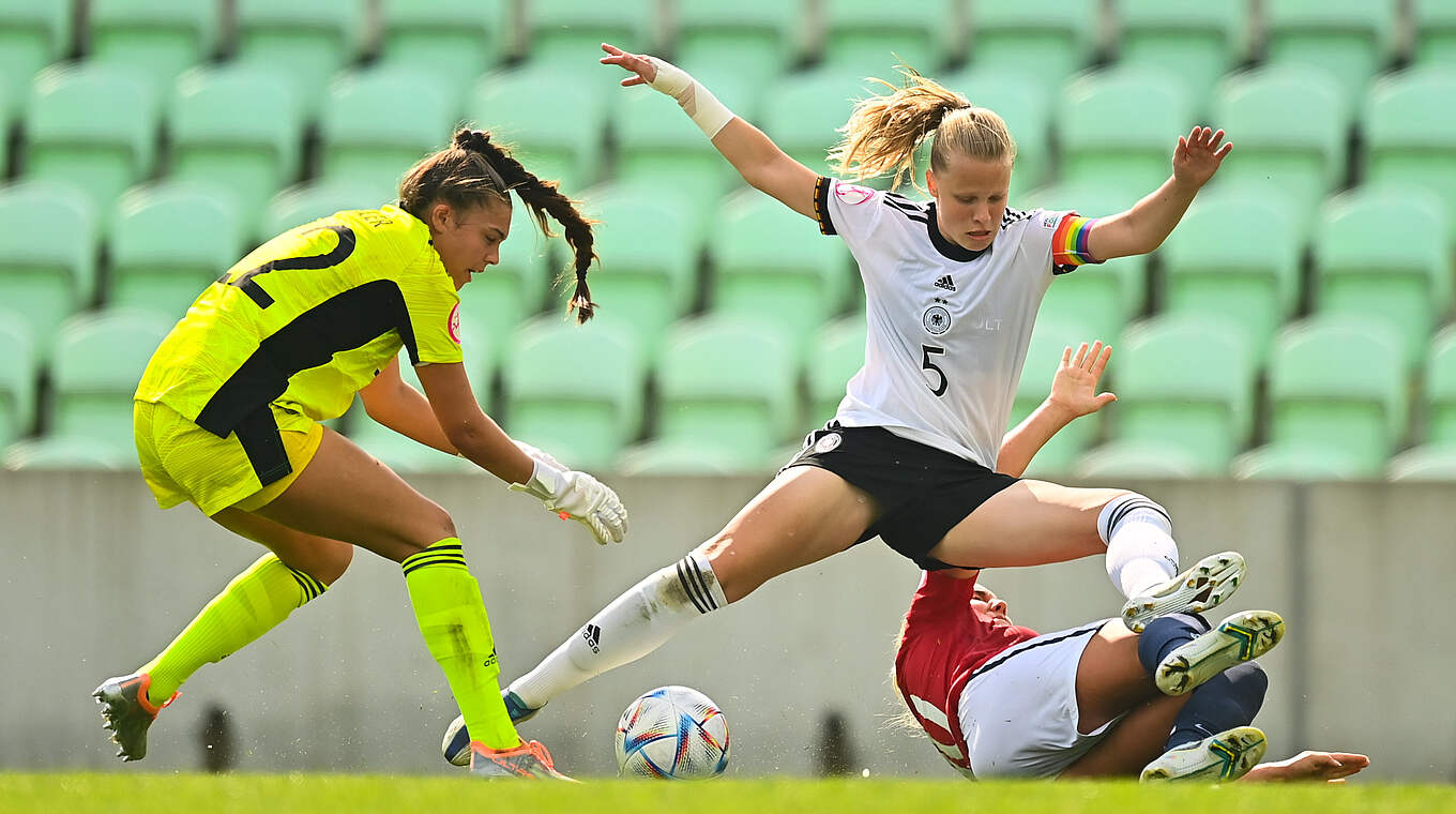 Kapitänin Nina Zimmer (M.) mit vollem Einsatz: "Noch ist nichts verloren" © UEFA/sportsfile/Ben McShane