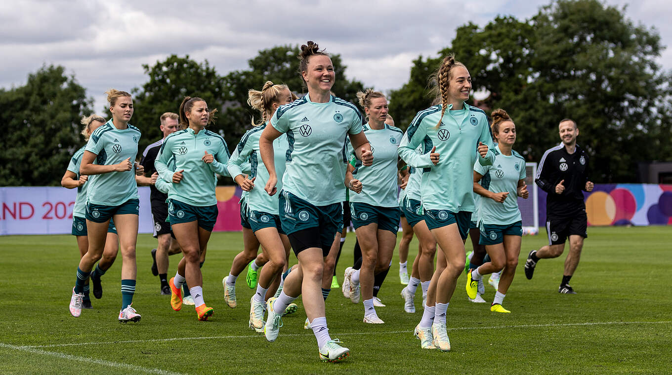 "Die Vorfreude ist groß": die DFB-Frauen auf dem Trainingsplatz in England © DFB/Maja Hitij/Getty Images