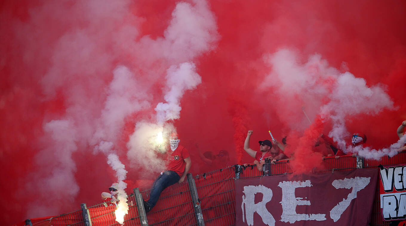 Saisonfinale in Stuttgart: Kölner Anhänger zünden 66 pyrotechnische Gegenstände  © Getty Images