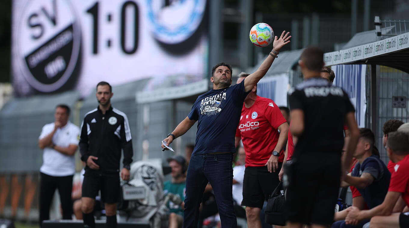 Keine vorsätzliche Spielverzögerung: Bielefelds Trainer Uli Forte (l.) © Getty Images