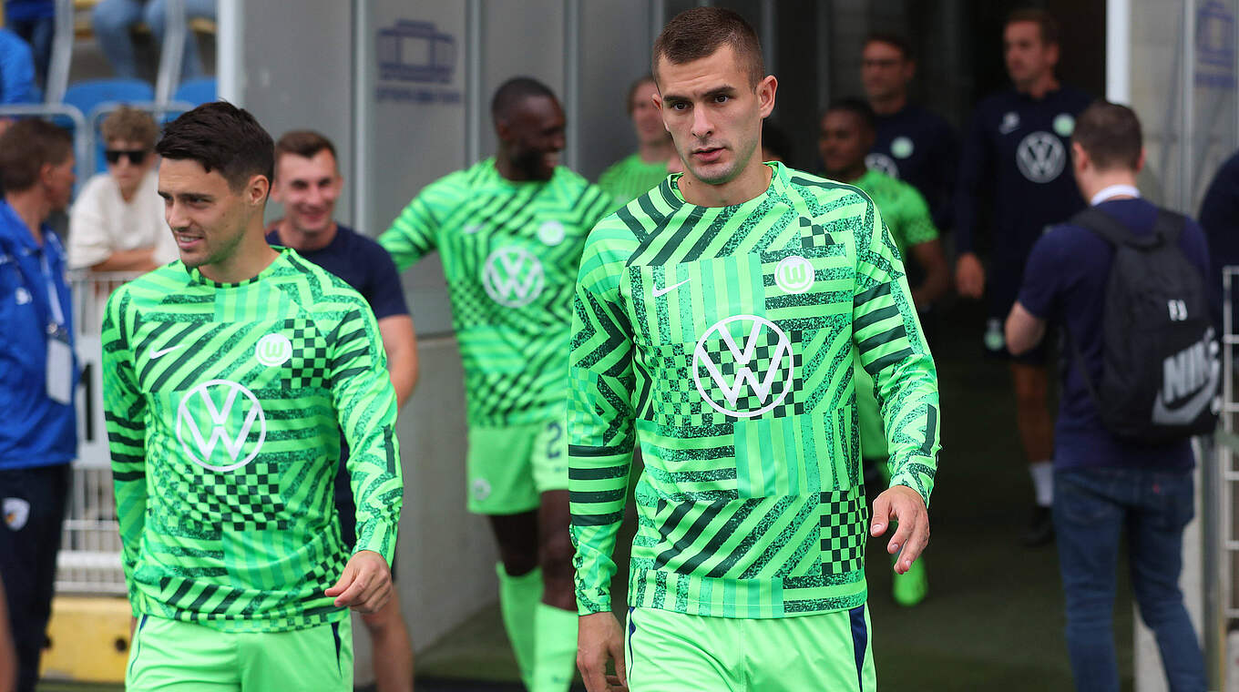 Wurden nach dem Spiel von Fans mutmaßlich angegangen: Spieler des VfL Wolfsburg © IMAGO / regios24