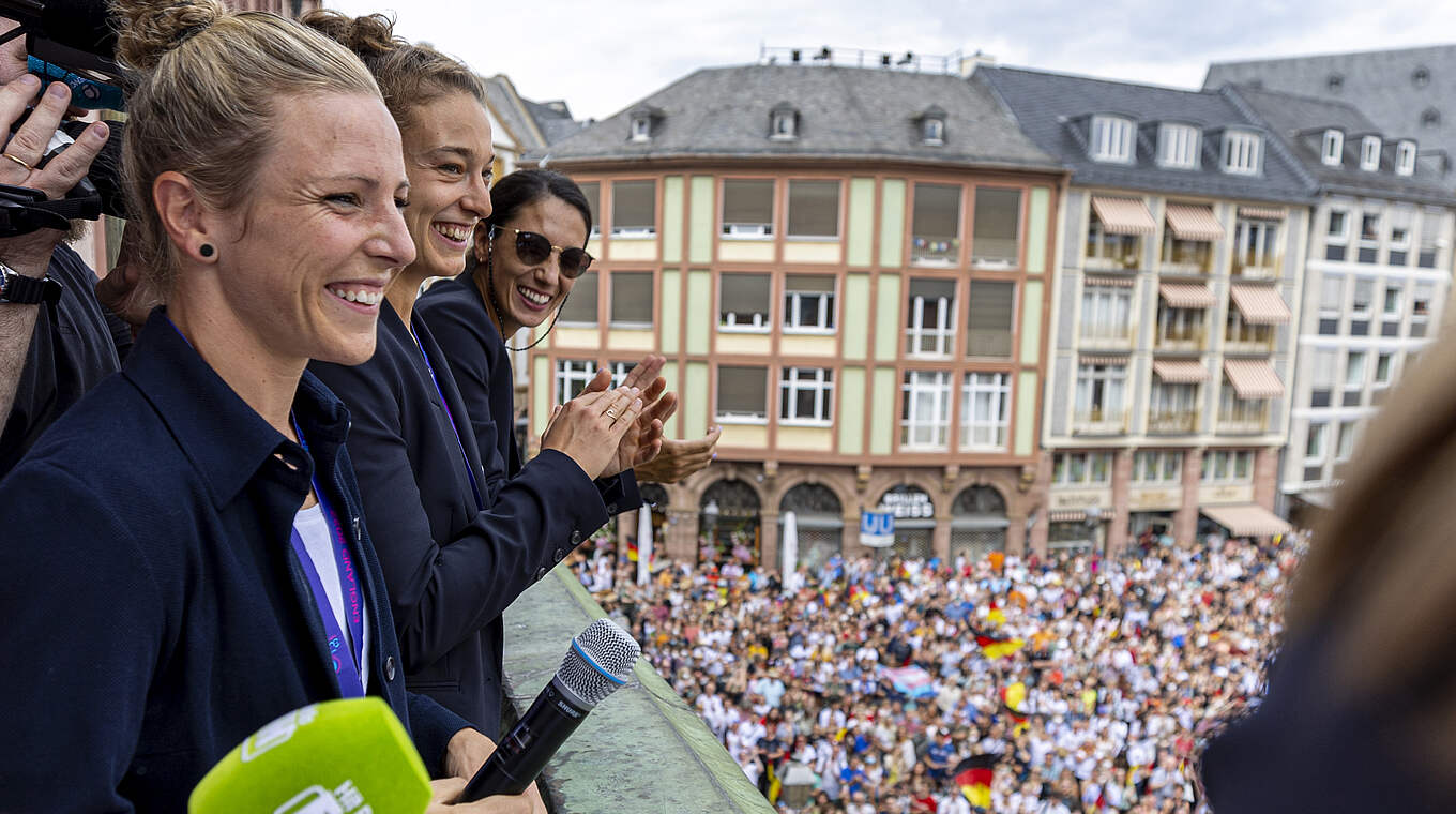 "Eine Riesenehre": 7000 Fans empfangen die DFB-Frauen am Römer © Thomas Boecker/DFB