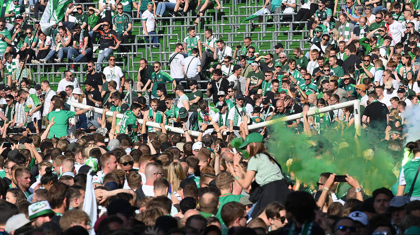 Pyrotechnik und Platzsturm: Werder Bremen muss Strafe zahlen © imago