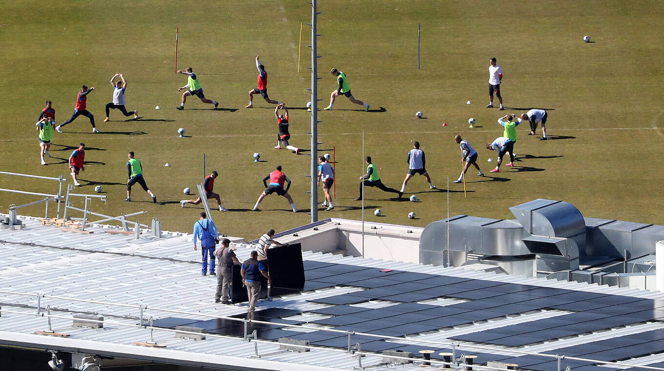 Installation einer Solaranlage auf dem Stadiondach: Energiesparen im Fußball © Imago