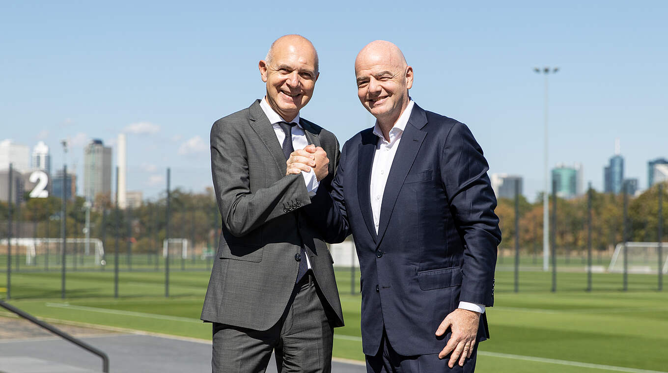 Zu Besuch beim DFB: FIFA-Präsident Gianni Infantino (r.) mit Bernd Neuendorf © Julius Nieweler/DFB