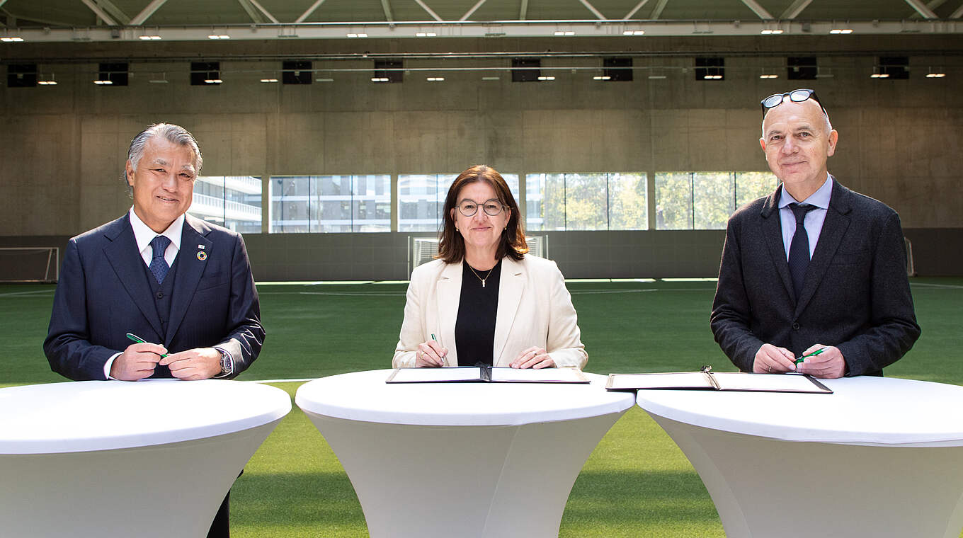Unterzeichnen das MoU: Kohzo Tashima, Heike Ullrich und Bernd Neuendorf (v.l.) © Julius Nieweler/ DFB