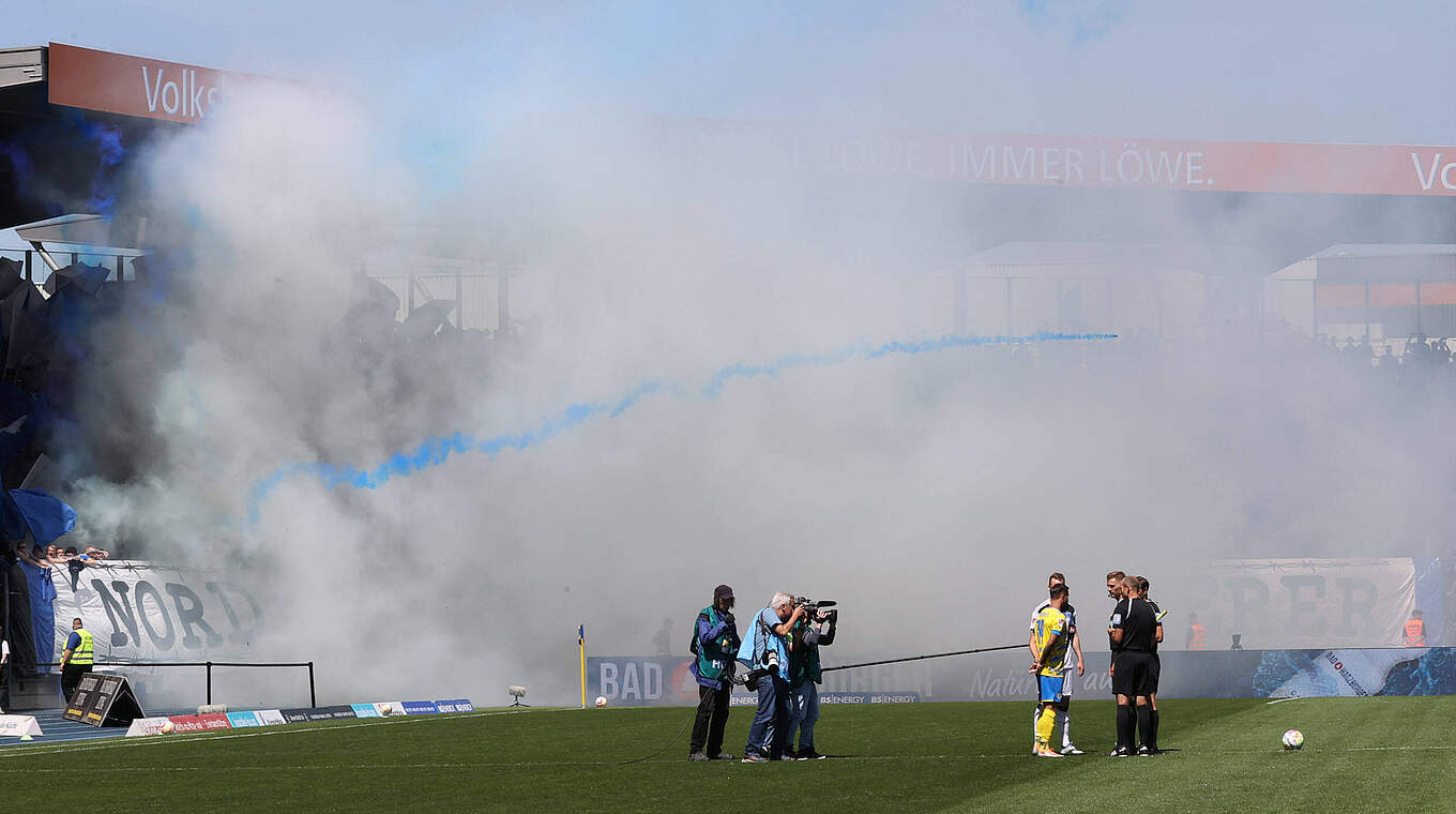Hamburger Fans sorgen in Braunschweig für viel Rauch: Geldstrafe für den HSV © Imago