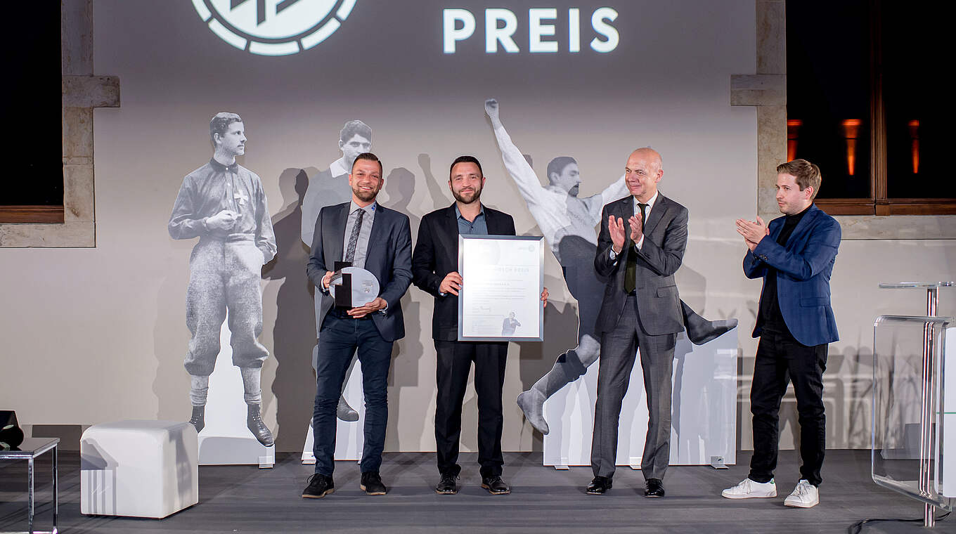 Erhalten ersten Preis: Björn Koch (l.) und Johannes Heger (2.v.l.) von Blau-Weiß Grana © 2022 Getty Images