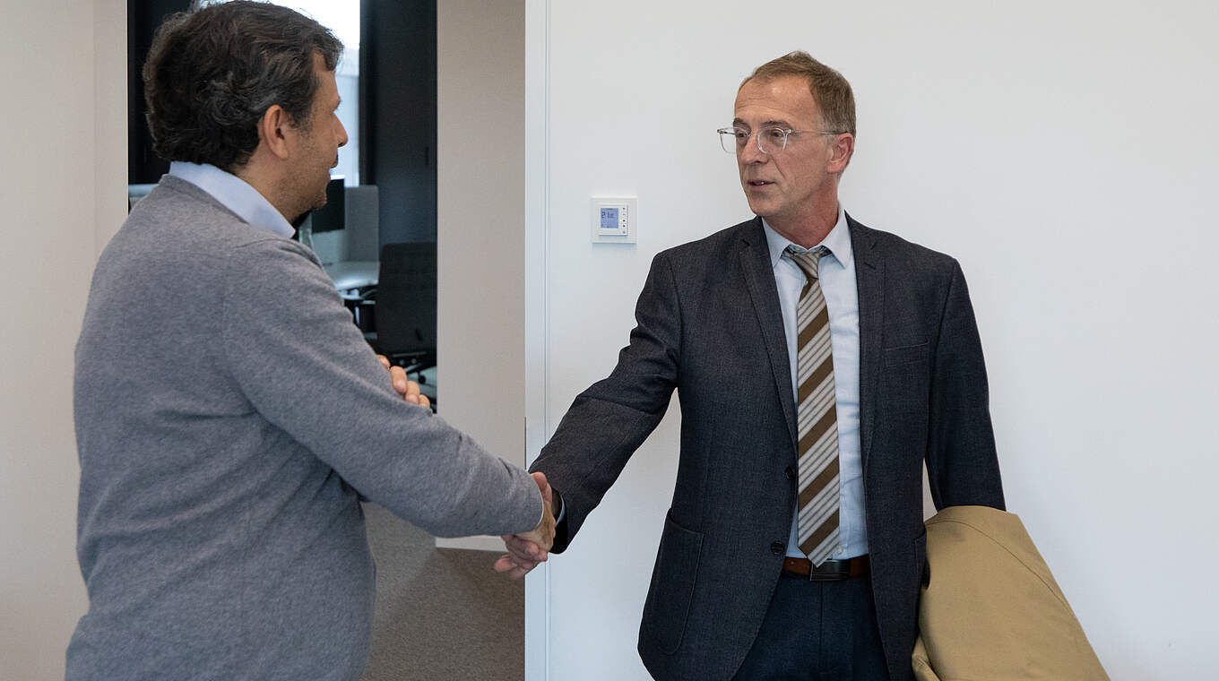Vor der Verhandlung: Samir Arabi (l.) und der Vorsitzende Stephan Oberholz © Julius Nieweler/DFB