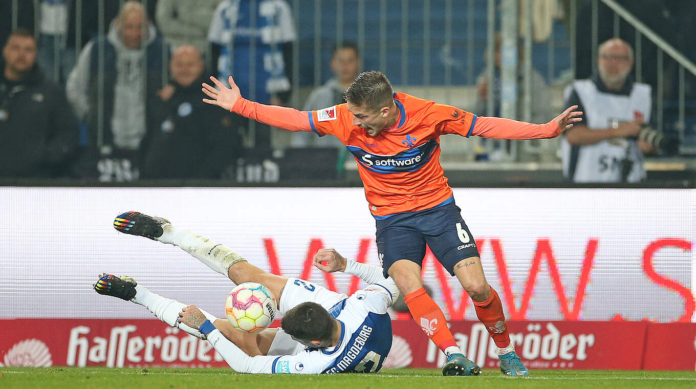 Unsportliches Verhalten: Magdeburgs Cristiano Piccini (l.) spielt den Ball mit der Hand © Getty Images
