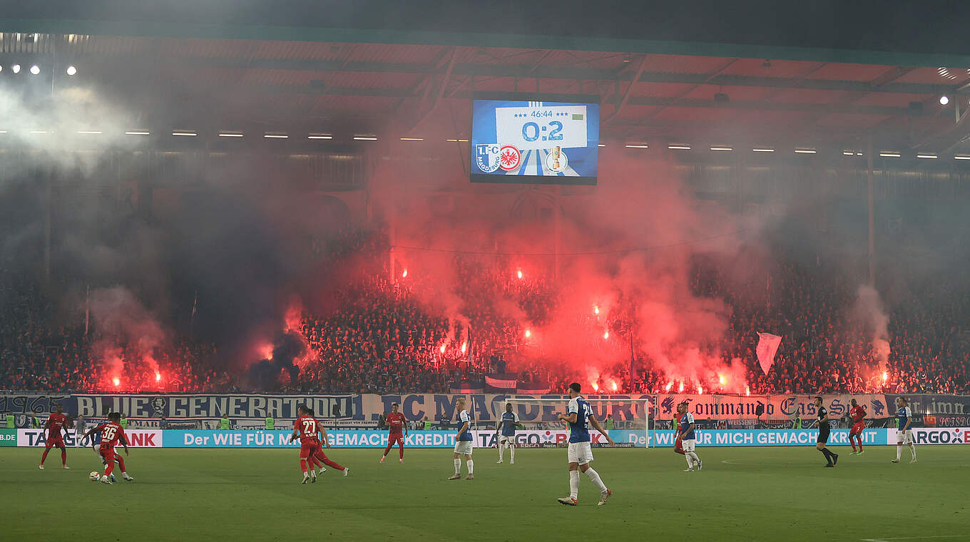 Im Pokal massiv Pyrotechnik gezündet: die Zuschauer des 1. FC Magdeburg © Getty Images