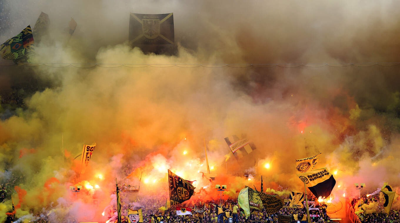 Anhänger zünden Pyrotechnik gegen Schalke: Dortmund muss Geldstrafe zahlen © Getty Images