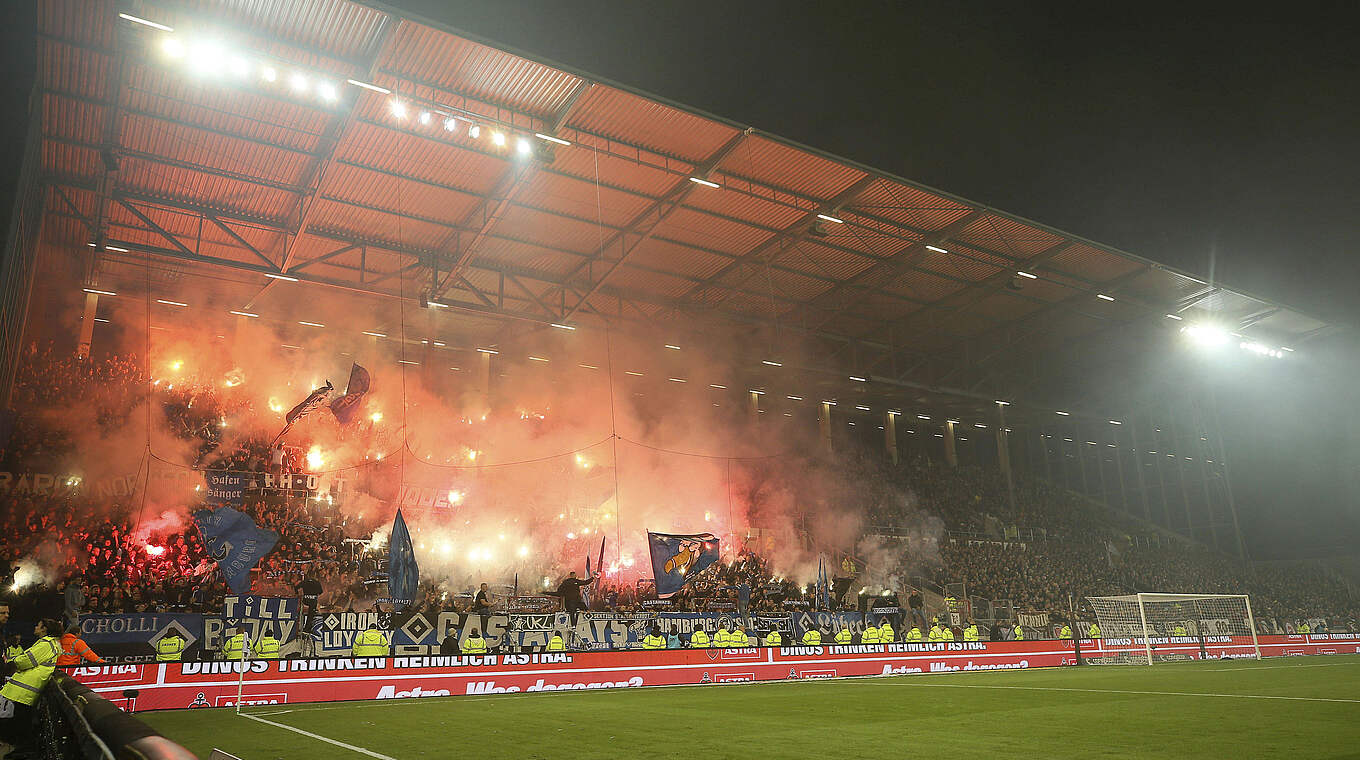 Pyrotechnik gezündet: Der Hamburger SV muss eine Geldstrafe zahlen © imago
