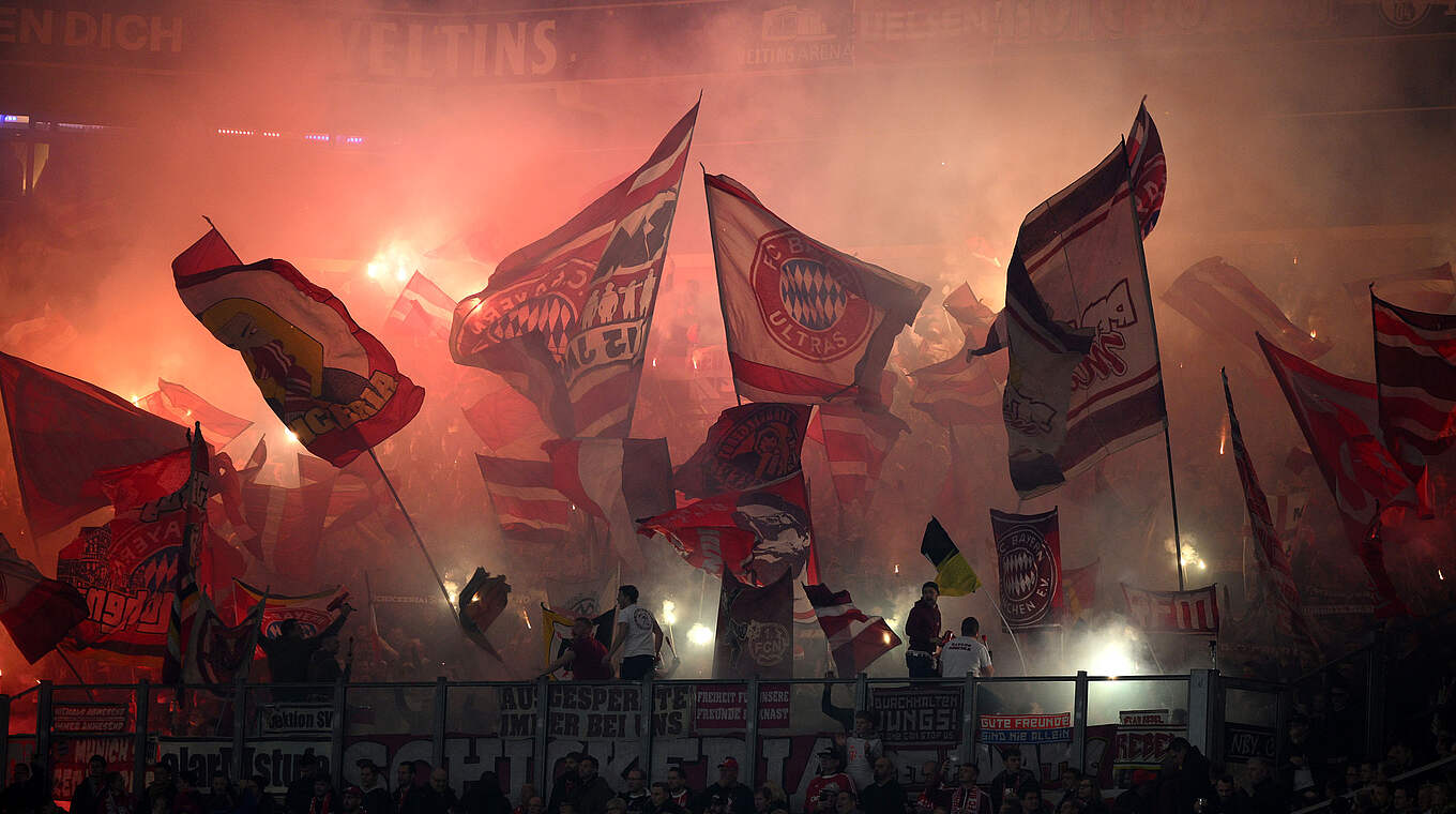 Geldstrafe für den Verein: FC Bayern-Anhänger zünden Pyrotechnik © Getty Images