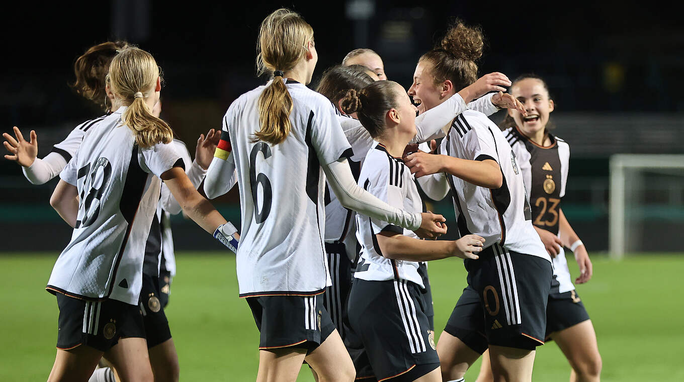 Feiern einen versöhnlichen Turnierabschluss: die deutschen U 16-Juniorinnen © 2023 Getty Images