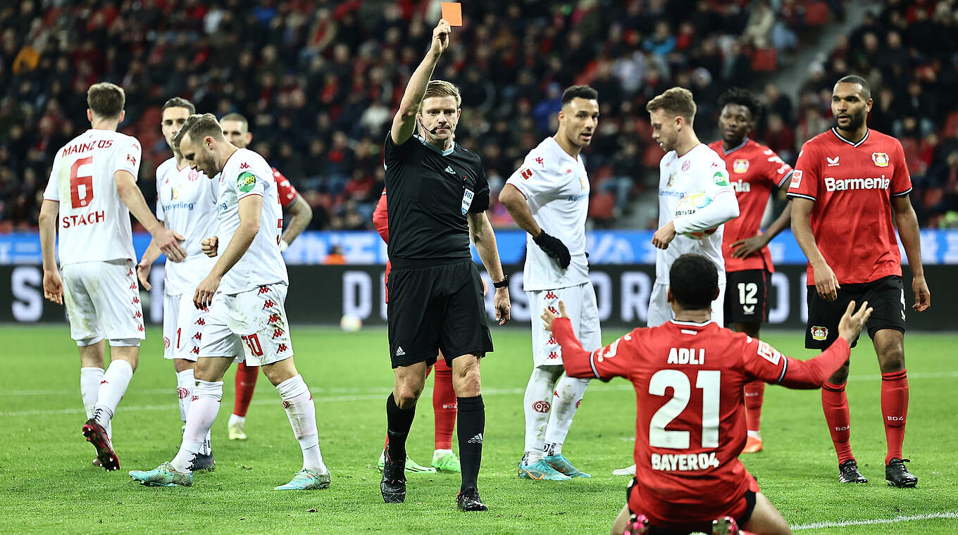 Muss für ein Ligaspiel aussetzen: Leverkusens Amine Adli (v.) © Getty Images