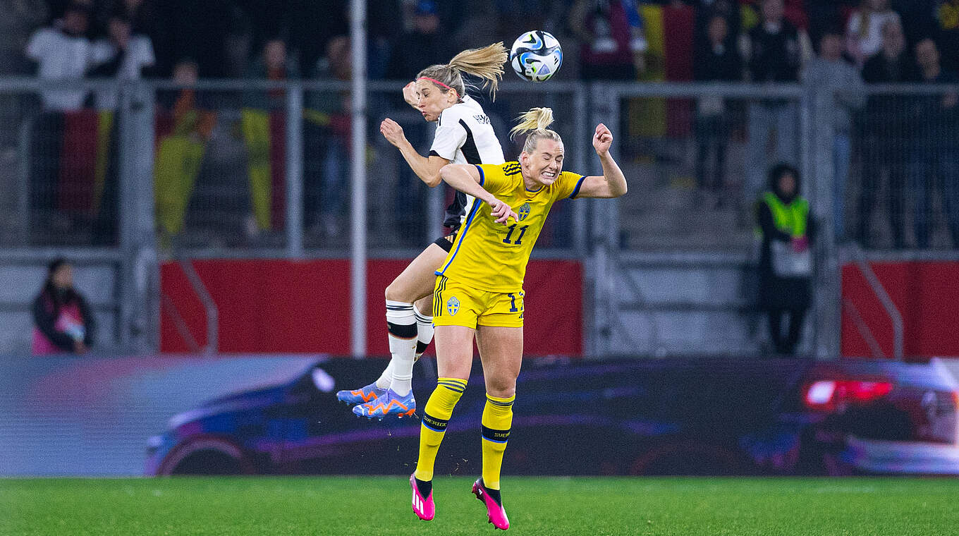 Voller Einsatz im Kopfballduell: Kathrin Hendrich (l.) gegen Stina Blackstenius © Thomas Böcker/DFB