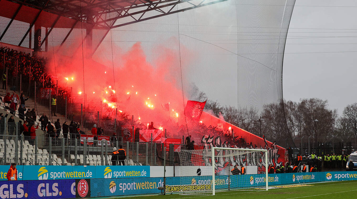 Pyrotechnik in Essen: Der Hallesche FC wird auch dafür mit einer Geldstrafe belegt © imago