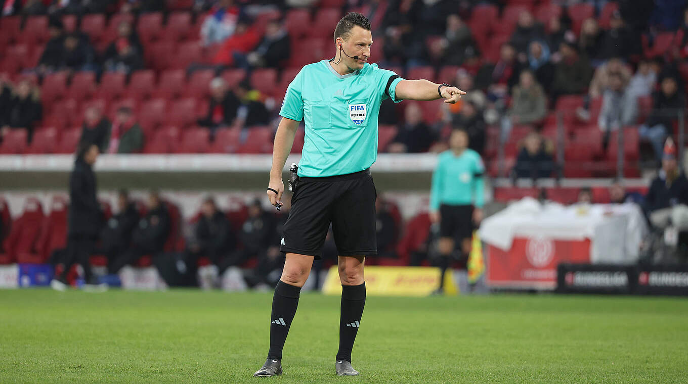 Leitet in Dortmund sein 72. Bundesligaspiel: Schiedsrichter Sven Jablonski © imago