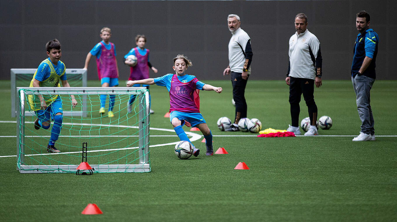 Fußball Schienbeinschoner Verstellbar - Rutschfeste Gurte | Leicht & Atmungsaktiv