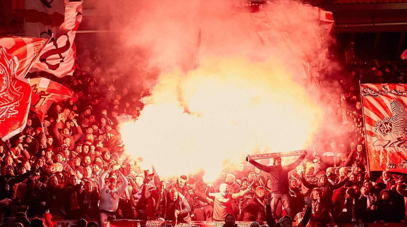 Massiver Einsatz von Pyrotechnik: Geldstrafe für den 1. FC Kaiserslautern © imago