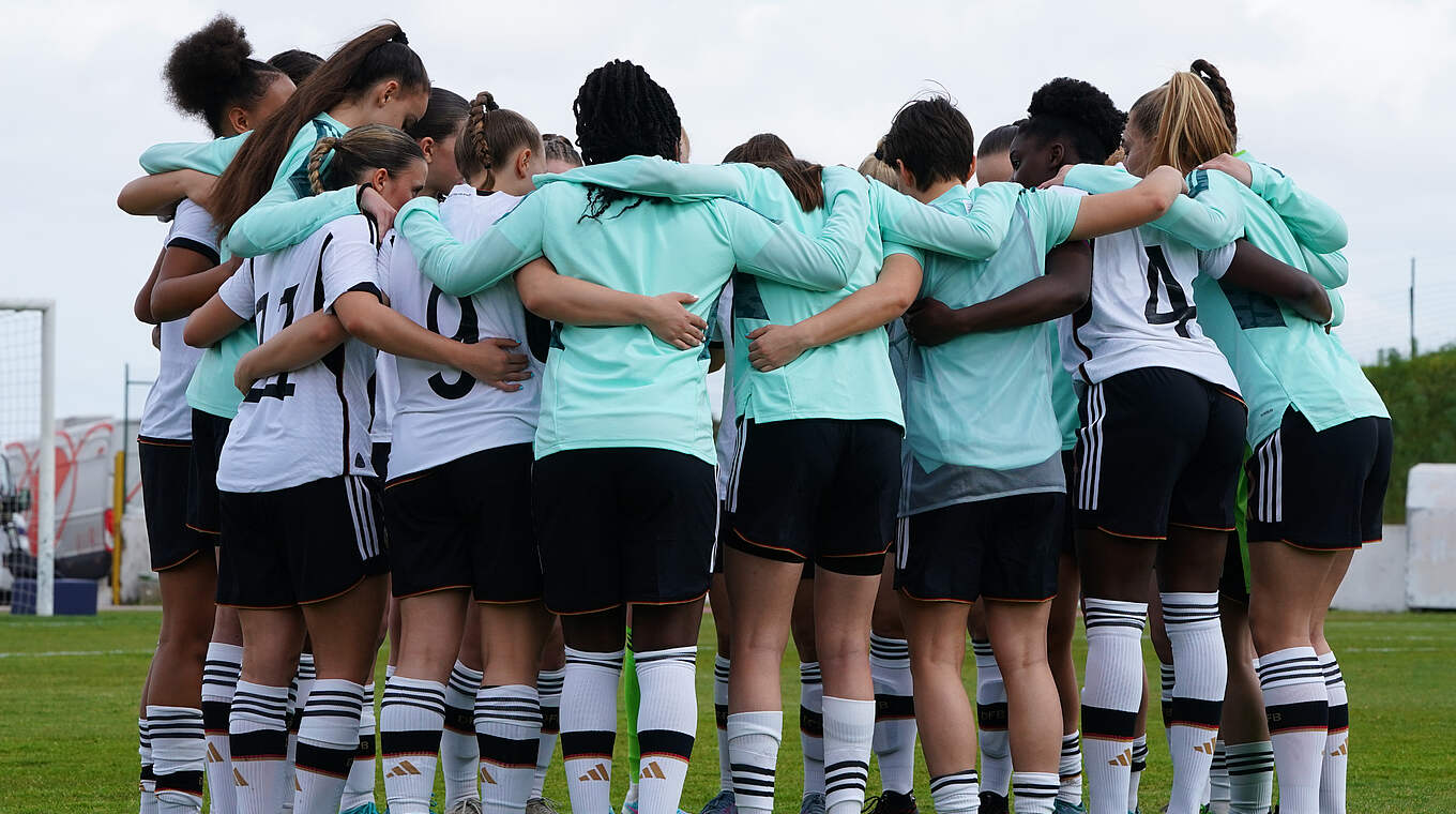 Einschwören auf das letzte Gruppenspiel gegen Gastgeber Portugal: die deutsche U 17 © 2023 Getty Images