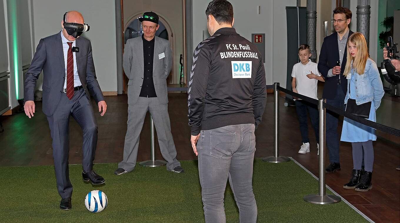 Erhält eine kurze Einführung in den Blindenfussball: DFB-Präsident Neuendorf  © VW