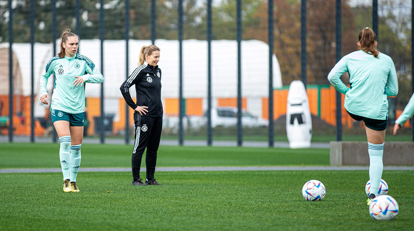 DFB-Coach Kathrin Peter (2.v.l.): "Die Mannschaft hat eine super Leistung abgerufen" © Yuliia Perekopaiko/DFB
