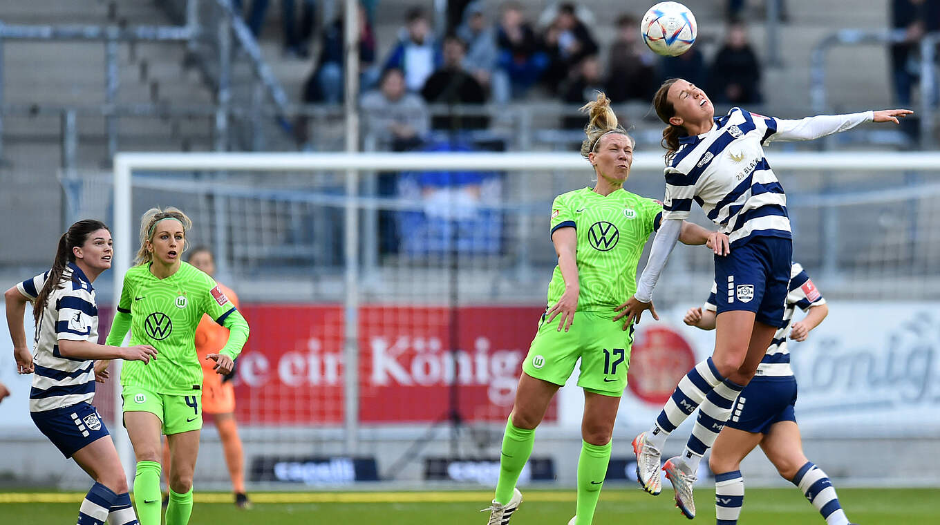 Kampf um jeden Ball: Wolfsburgs Kristin Demann  gegen Alexandria Loy Hess (r.) © imago