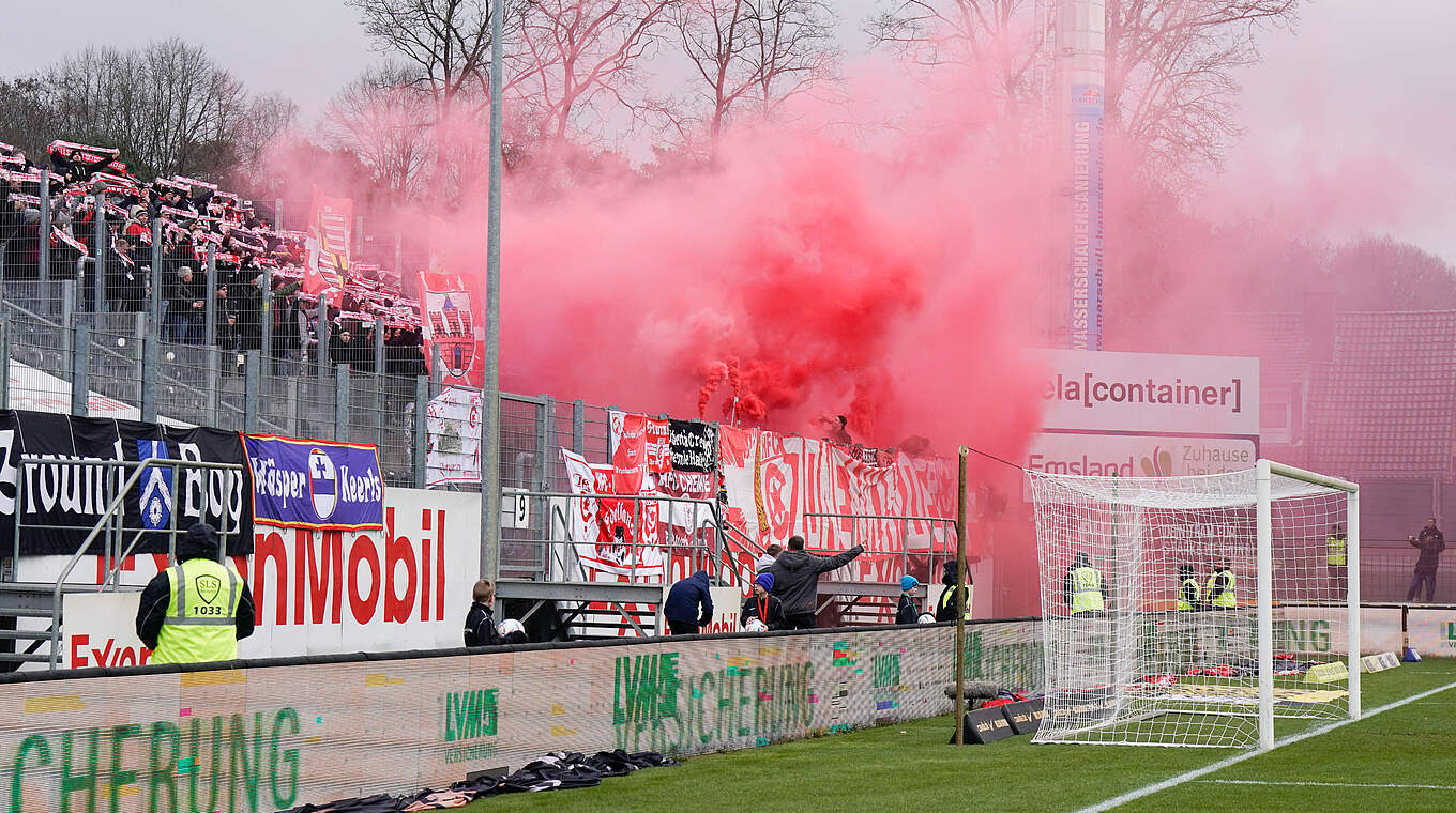 Pyrotechnik in Meppen: Der Hallesche FC wird dafür mit einer Geldstrafe belegt © Imago Images