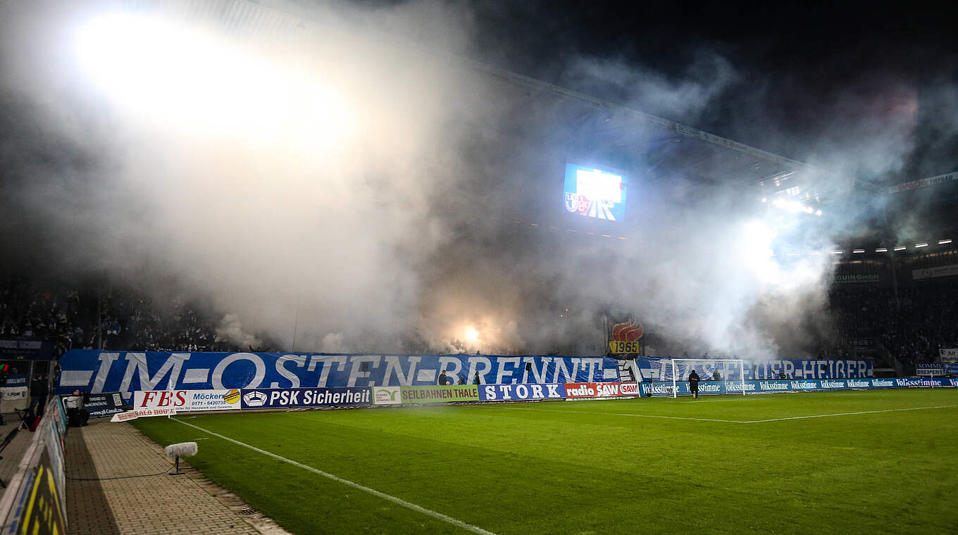 Wegen Pyrotechnik der Fans mit Geldstrafe belegt: der 1. FC Magdeburg © imago