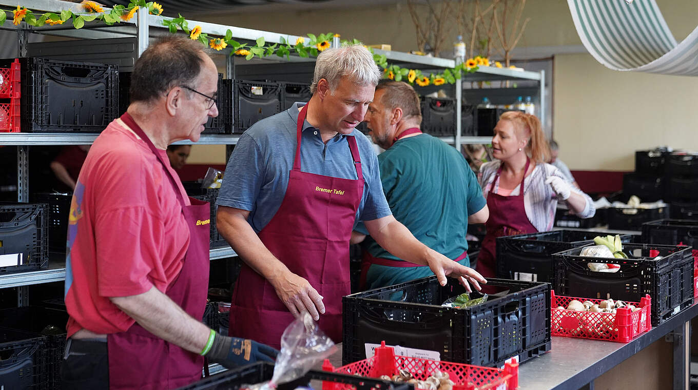 Stiftung der Nationalmannschaft unterstützt Tafel in Bremen :: DFB ...