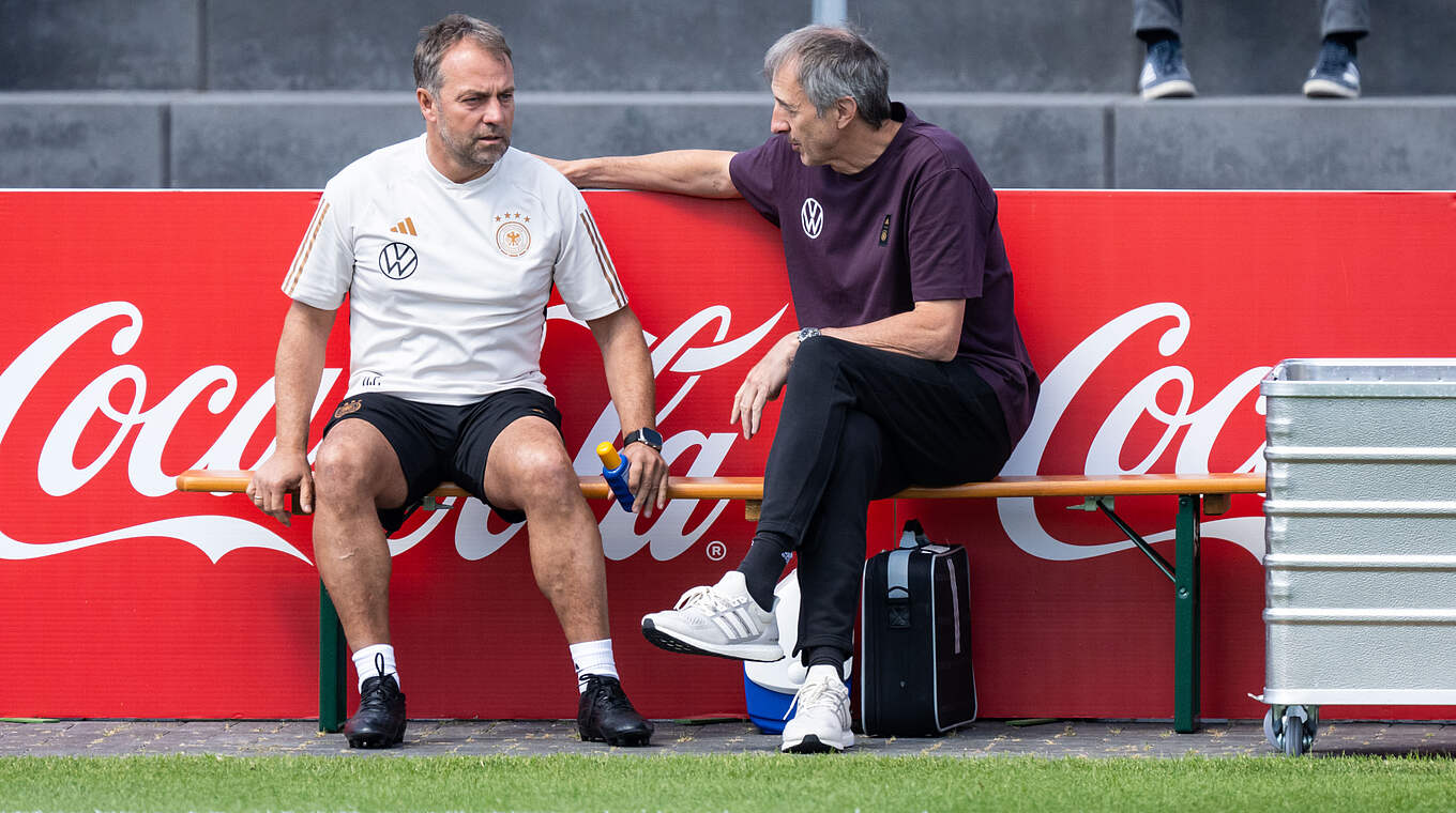 Bundestrainer Hansi Flick (l.) und Physio Wolfgang Bunz (r.) © GES/DFB
